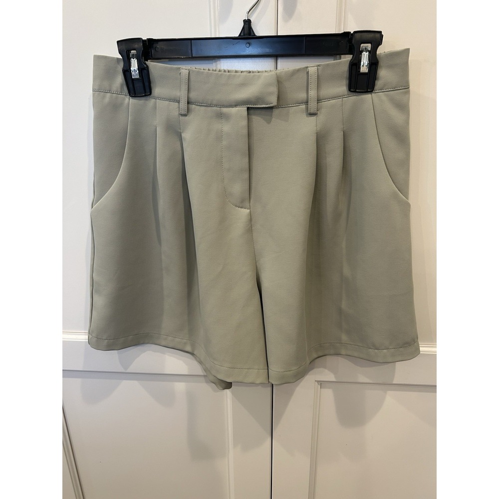SHEIN Women's Medium Shorts Pleated With Pockets Zipper Front Greige Color
